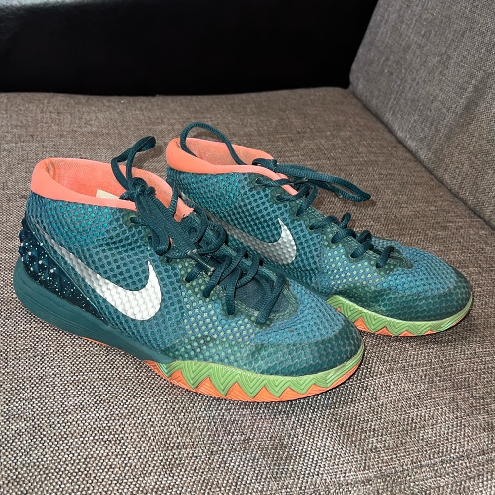used Nike sneakers  size 5.5Y green and orange Ne Marque Pas sneakers.No box
